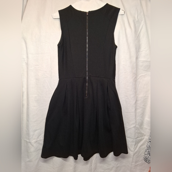 Massimo Black Sleeveless Fit-and-Flare Mini Dress With Pockets - Picture 2 of 4